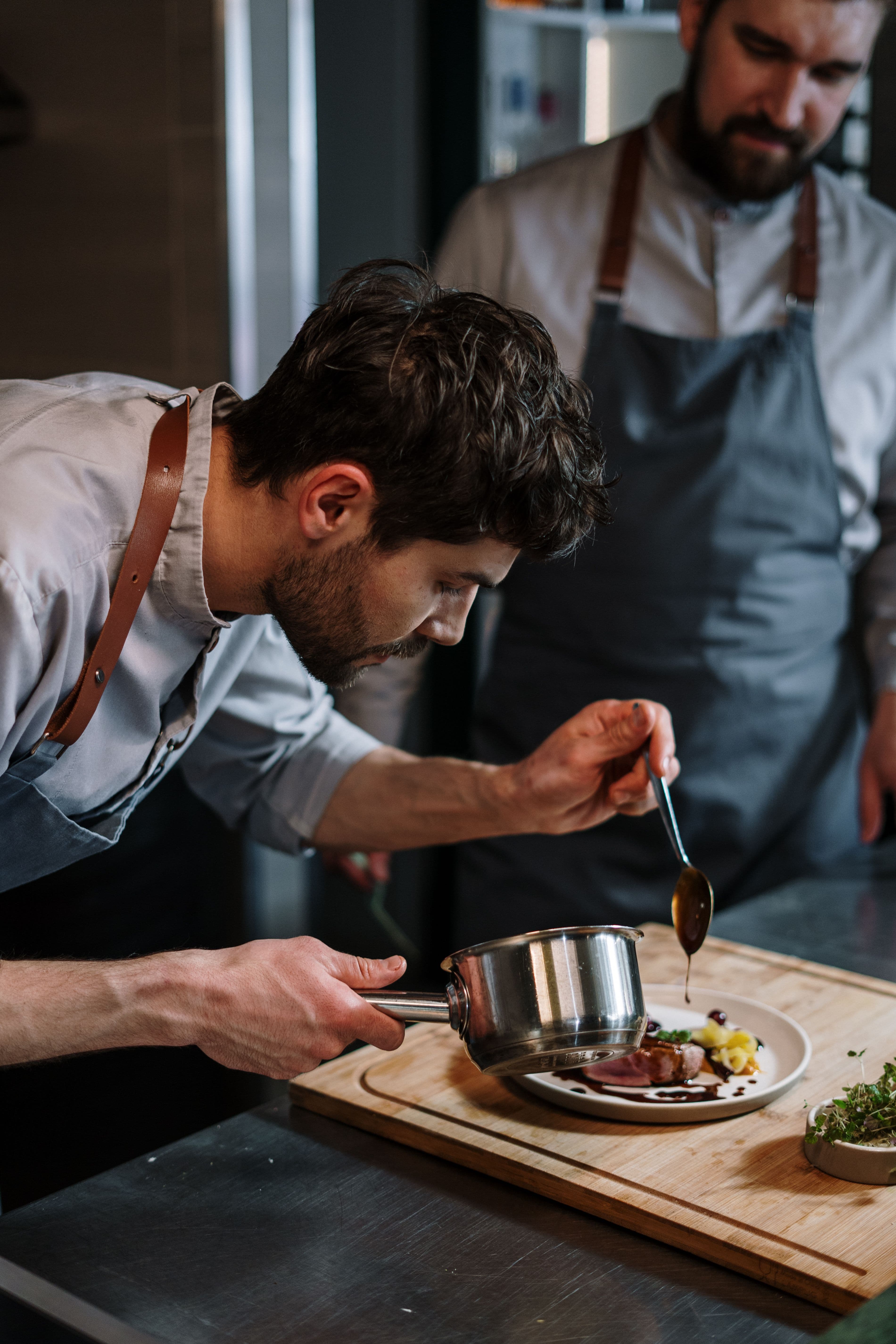 Chef artisan préparant des repas faits maison pour entreprise à Paris